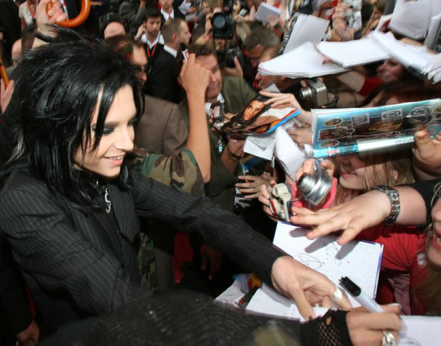 Fanhysterie: Bill Kaulitz schreibt geduldig Autogramme