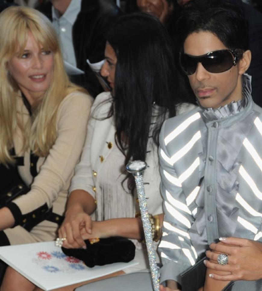Prominente in der ersten Reihe: Bei Chanel trafen Claudia Schiffer und Prince aufeinander