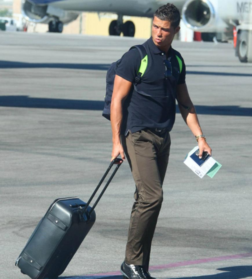 Auch ein Fußball-Star ist mal auf Reisen. Cristiano Ronaldo am Flughafen von Los Angeles