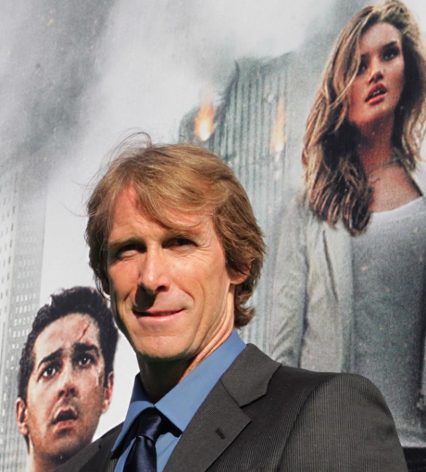 Michael Bay vor dem Filmplakat des aktuellen Blockbusters