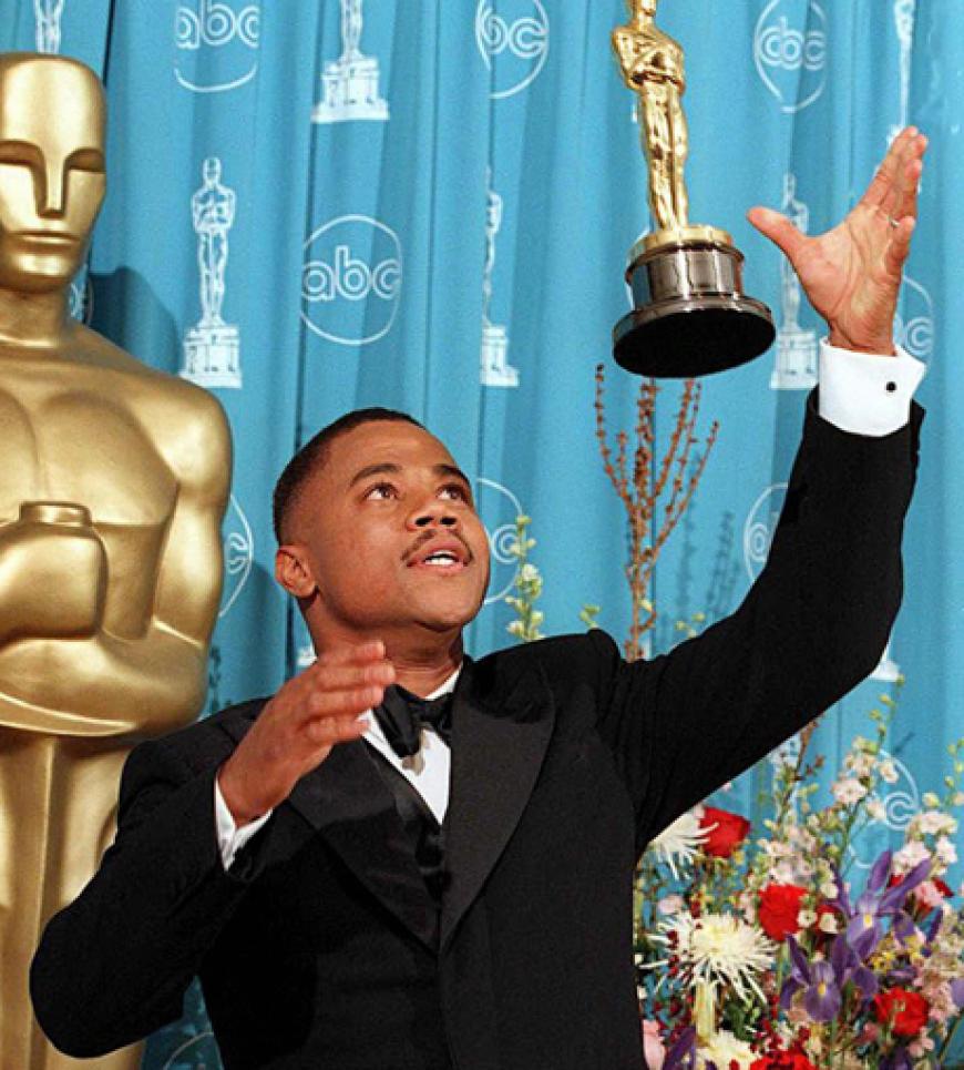 Er wirft ihn in die Luft: 1997 erhält Cuba Gooding Jr. seinen Award als bester Nebendarsteller in