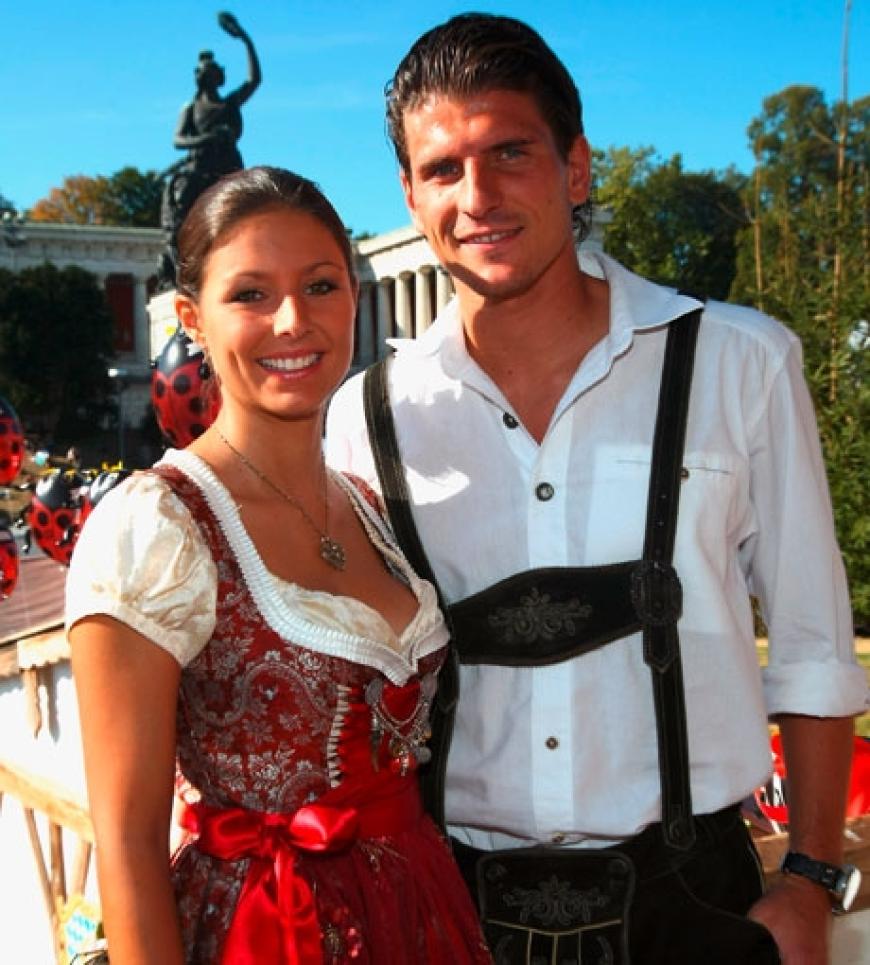 Mario Gomez kam in Begleitung seiner langjährigen Freundin Silvia Meichel