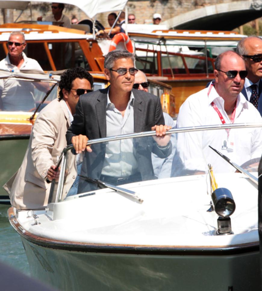 George Clooney kam mit einem Bötchen vorgefahren - Standard bei den Filmfestspielen in Venedig. Dort eröffnet sein Film
