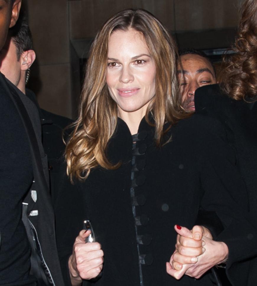 Mächtig Trubel bei der Anreise eines echten Hollywood-Stars: Hilary Swank ist in Paris und auf dem Weg zur Show von Giorgio Armani