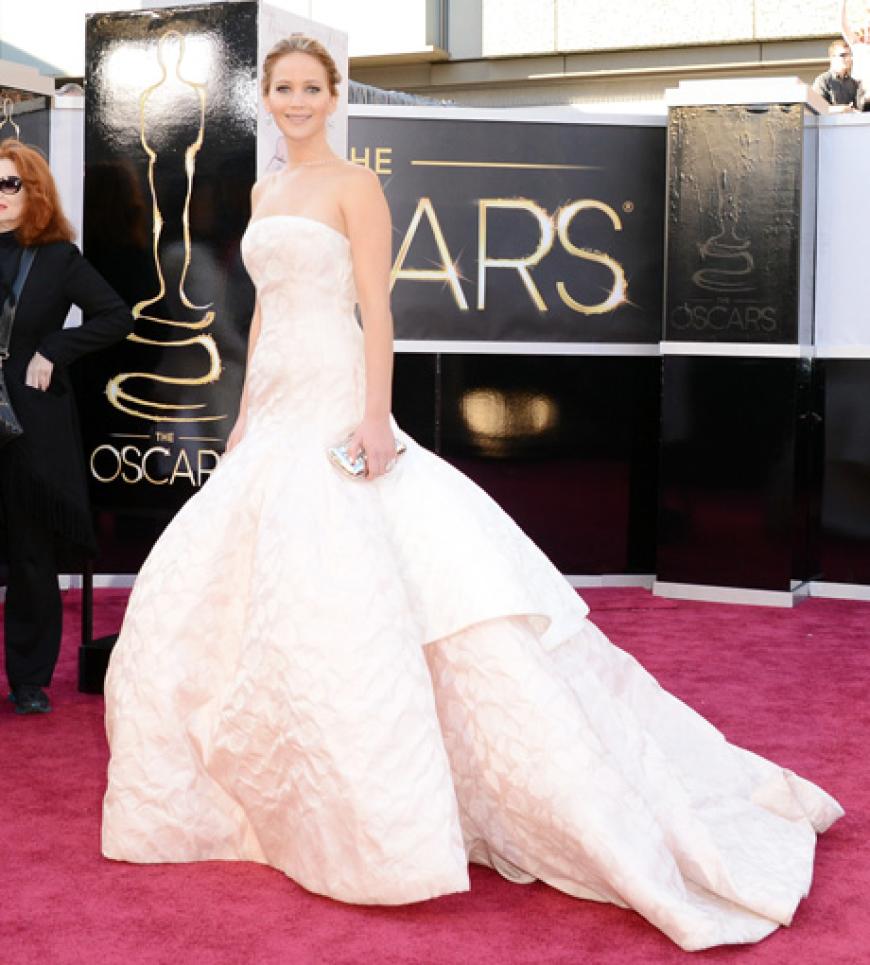 Ein echter Hingucker auf dem red carpet: Jennifer Lawrence! Zwar war ihr Treppen-Stolpler bei der Entgegennahme ihres Oscars das Tuschelthema des Abends, doch trotzdem flogen der 22-Jährigen die Herzen nur so zu. Vielleicht lag's an ihrer prinzessinnenhaften Dior-Robe?