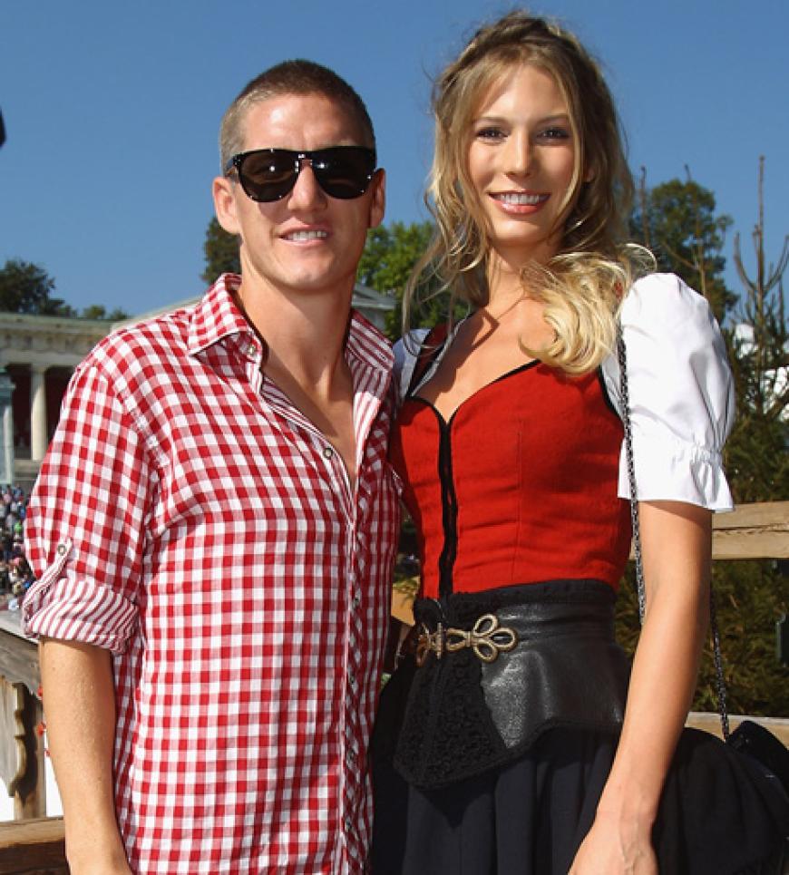 Fesch: Bastian Schweinsteiger mit seiner Freundin Sarah Brandner