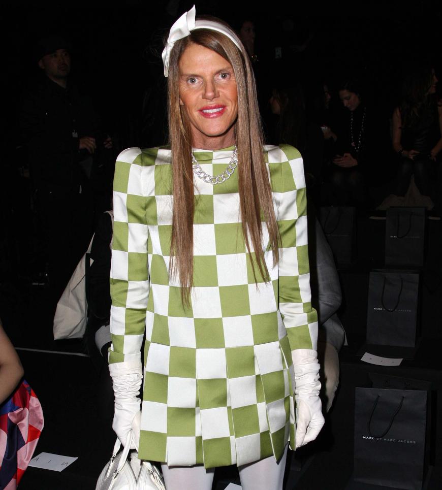 Da hat Anna Dello Russo sich selbst Schachmatt gesetzt! Als übergroßes Spielbrett kann man vielleicht zum Karneval gehen, aber nicht auf die Fashion Week!
