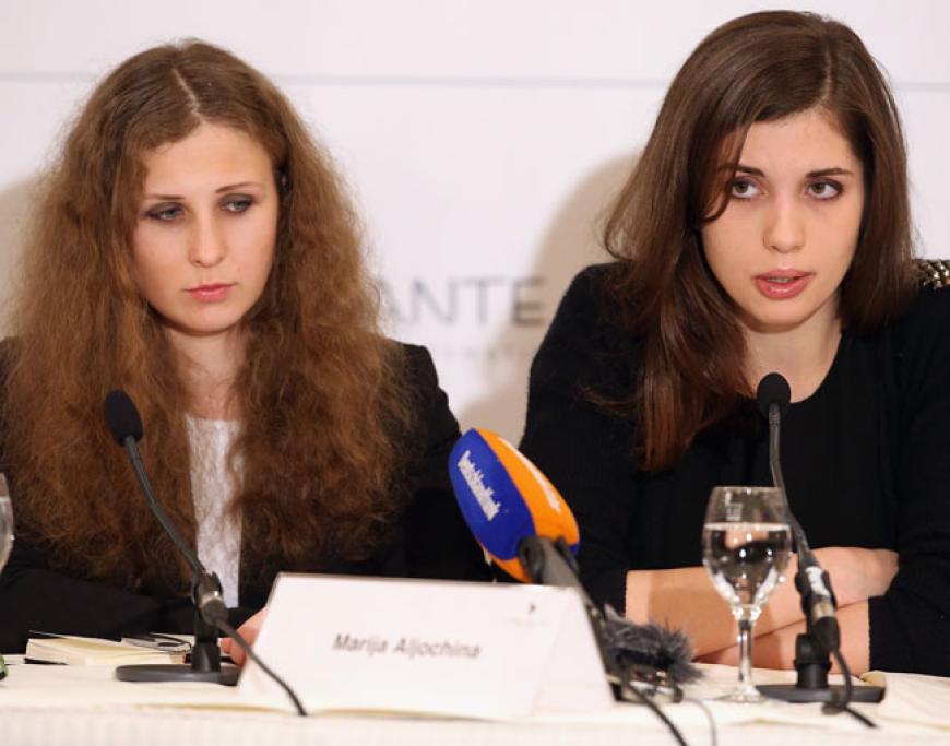 Die ehemaligen in Russland gefangenen Pussy-Riot-Mitglieder Marija Aljochina und Nadeschda Tolokonnikowa zu Besuch in Berlin. Ihre Doku
