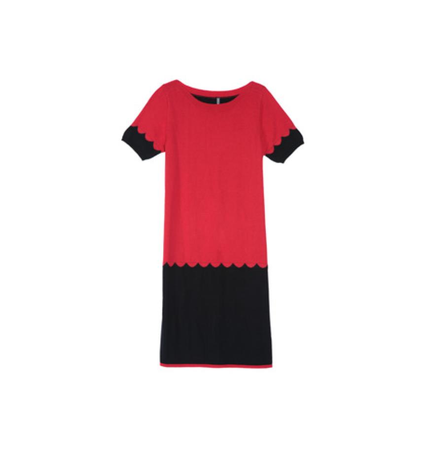 22. Oktober 2012: So süß! Das Strickkleid mit Muschelsaum können wir brav mit Bubikragen oder auch elegant mit schwarzen Heels in Szene setzen. Kleid von Naf Naf, ca. 65 Euro