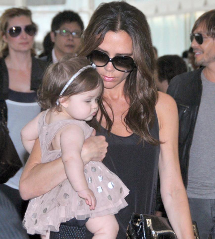 Unser liebstes Promi-Kind? Harper Seven Beckham. Die kleine Tochter von Victoria und David Beckham ist mit neun Monaten schon eine echte Stil-Ikone