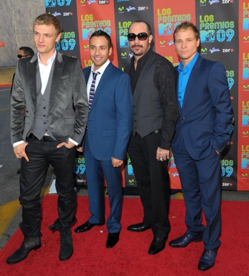Die Backstreet Boys posieren in schicken Anzügen vor den Fotografen