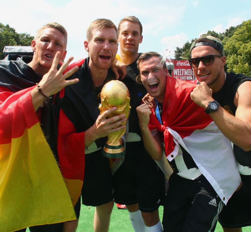 U-N-G-L-A-U-B-L-I-C-H! Unsere Weltmeister sind am 15. Juli 2014 zurück aus Brasilien und werden in Berlin von mindestens hunderttausenden Zuschauern empfangen. Hier zeigen wir die besten Bilder der verrückten Sause
