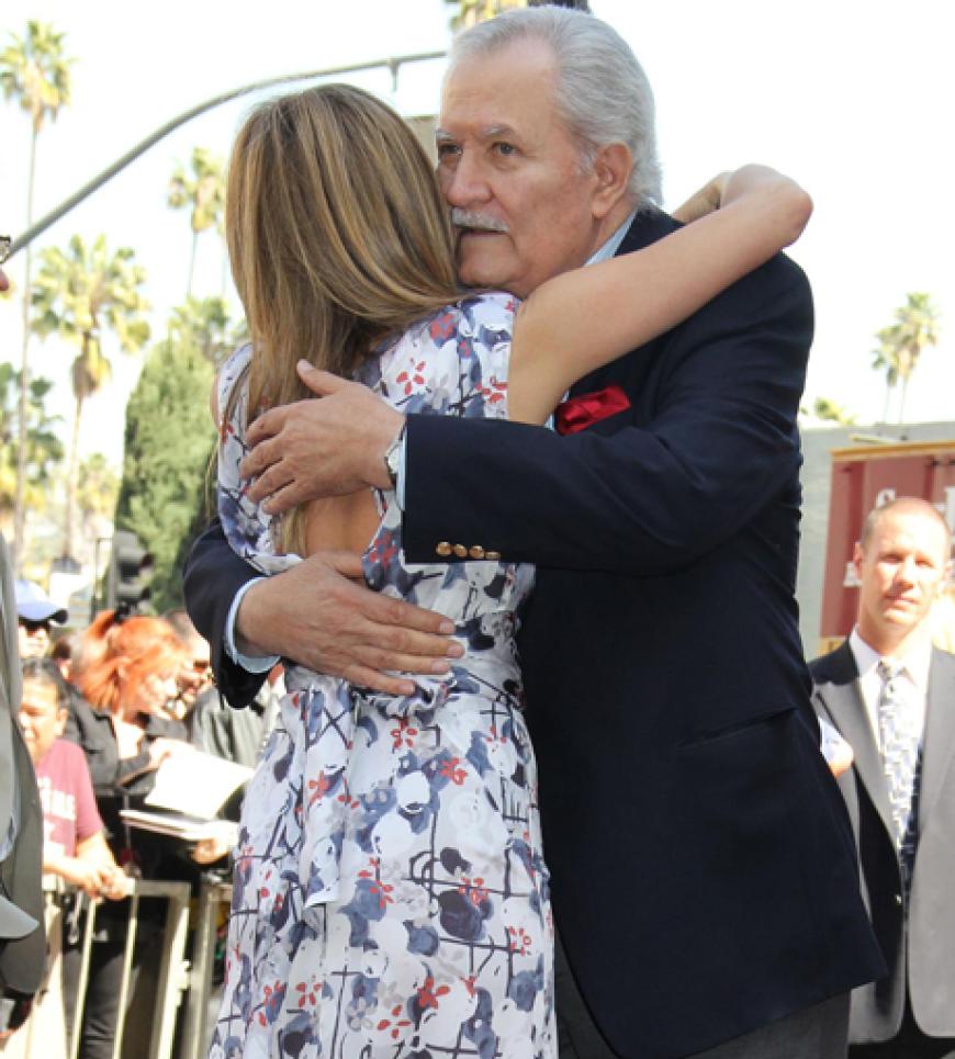 Einer der ersten Gratulanten: Ihr Papa John Aniston