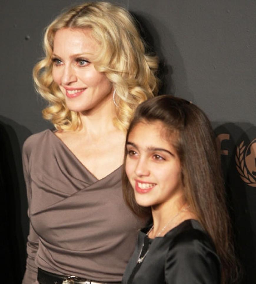 Die heilige Madonna hat sich bei ihrer Tochter auch kirchlich inspirieren lassen. Lourdes ist eine Stadt in Südfrankreich, die als katholischer Wallfahrtsort bekannt ist