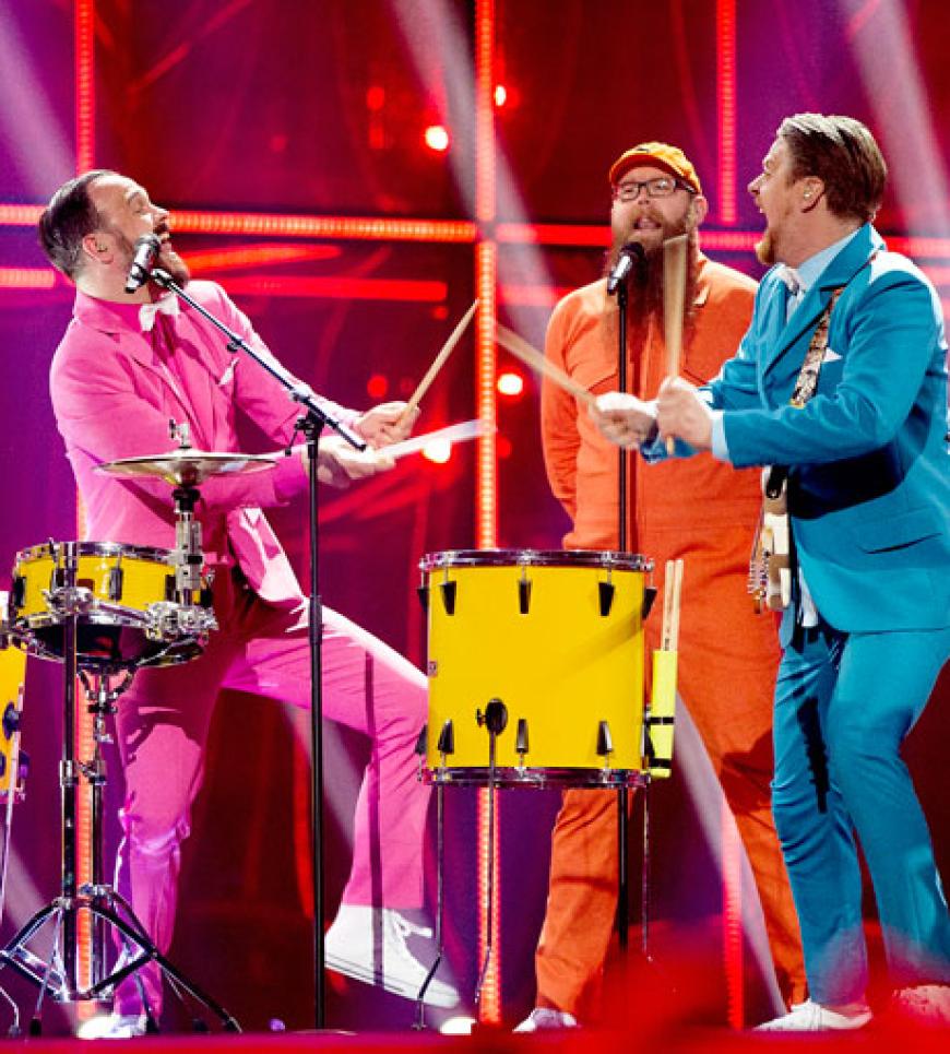 Die vierte Performance des Abends wird bunt: Pollapönk für Island