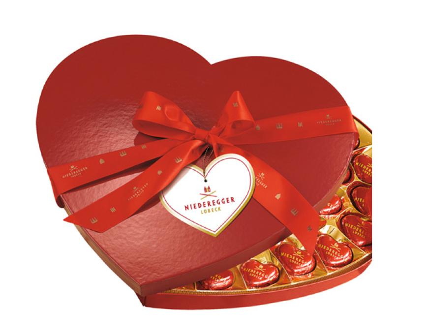 Niedereggerherzen zum Naschen zwischendurch. Über www.niederegger.de, ca 25 Euro
