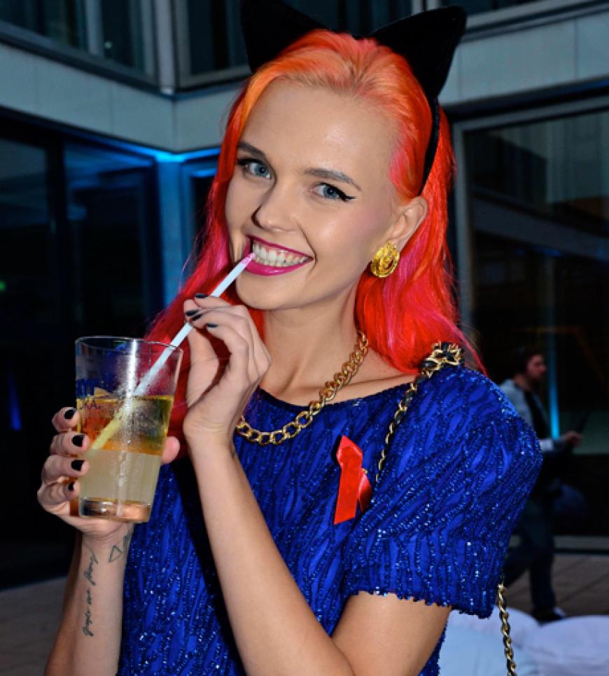 Erneut top-gestylt in Blau-Rot: Model Bonnie Strange