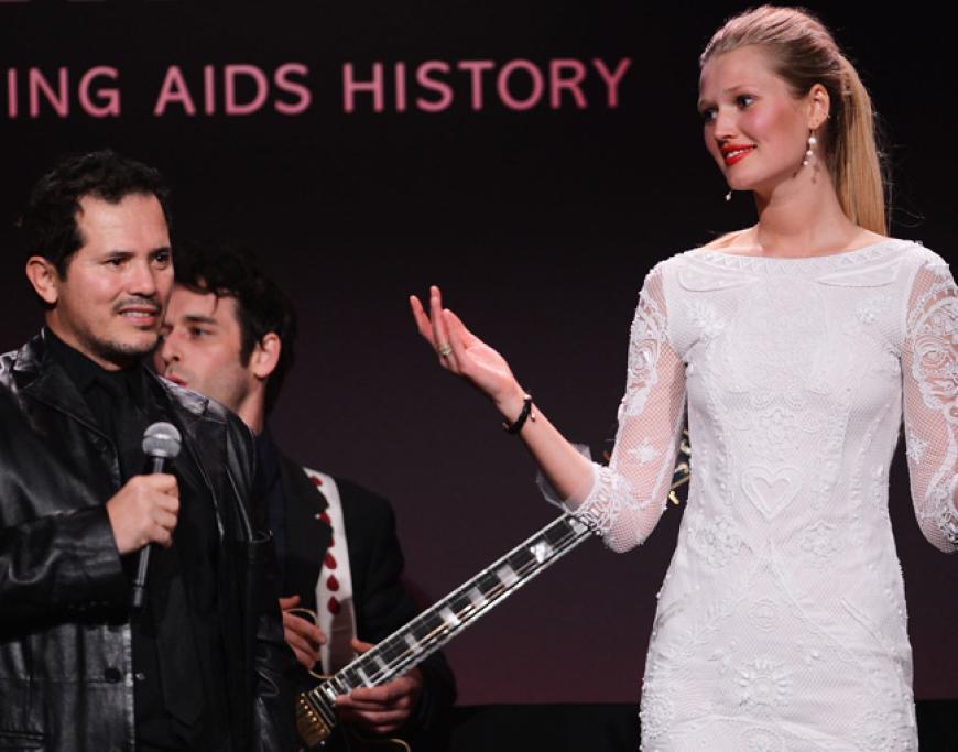 Toni Garrn und John Leguizamo auf der Bühne