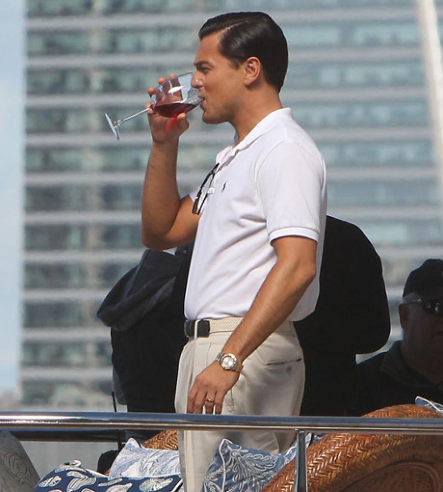 Genüsslich nippt Leo an einem Glas Wein. Drehort ist übrigens New York, Regie führt Martin Scorsese