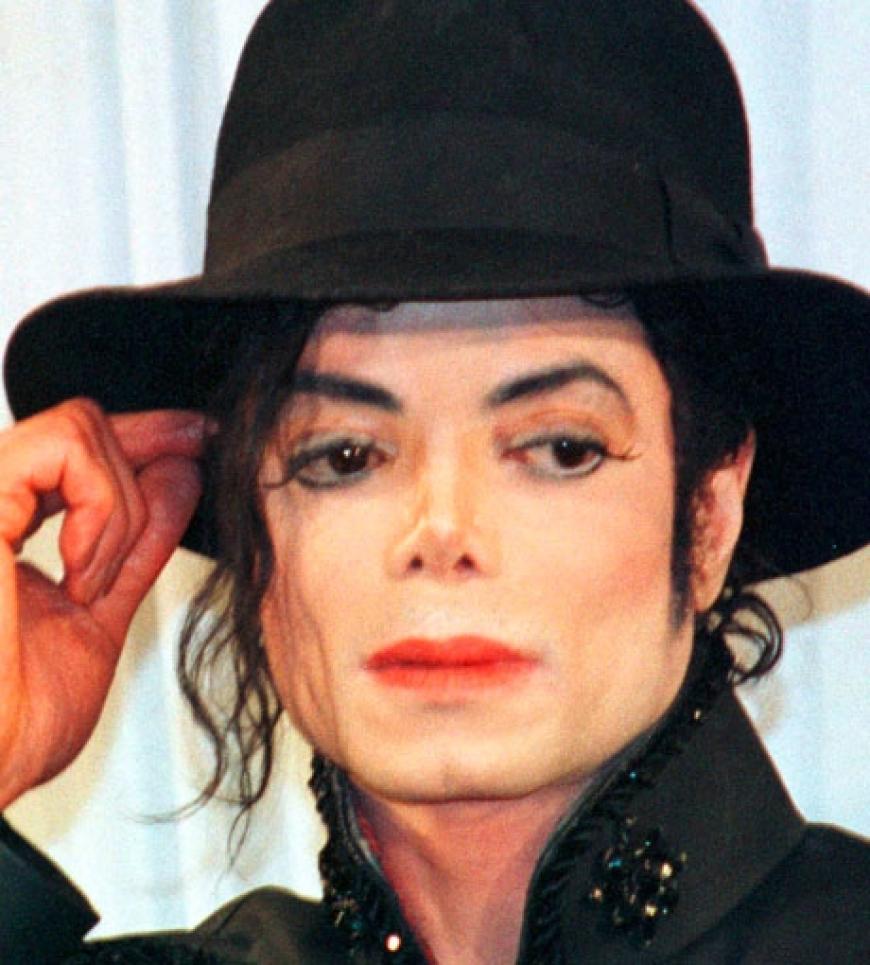 1997 wurde sein erster Sohn namens Michael Joseph jr. geboren, nur ein Jahr später kam seine Tochter Paris zur Welt. 1999 lässt sich der King of Pop von der Mutter seiner Kids scheiden. Er erhält das alleinige Sorgerecht