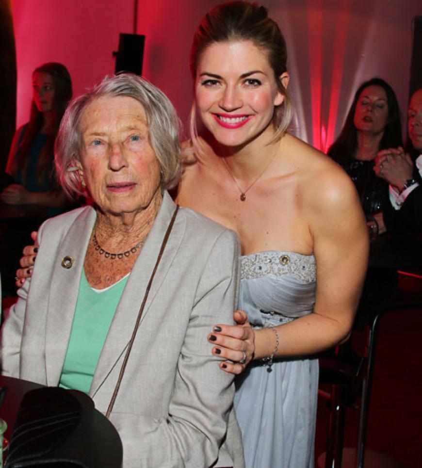 Ein Musical für jung und alt: Schauspielerin Nina Bott wurde von ihrer 91-jährigen Oma begleitet