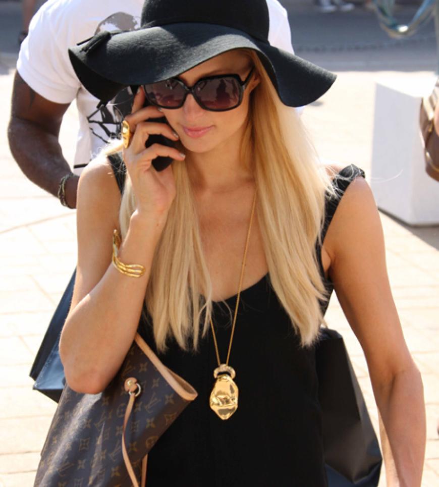 Undercover: Mit Hut und Sonnenbrille (und natürlich dem Handy am Ohr) schlendert Paris Hilton durch die Gassen