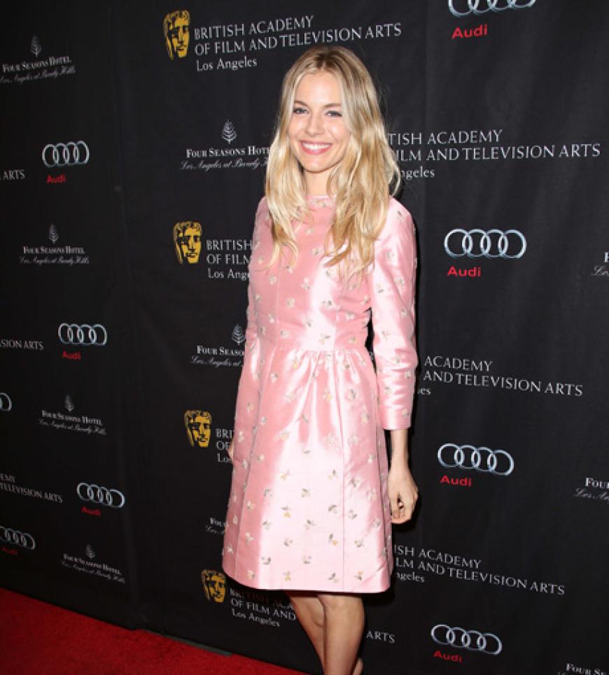 Verschlafen? Sienna Miller hat sich kurzerhand aus ihrer Satin-Bettwäsche ein Kleid zusammengebastelt.