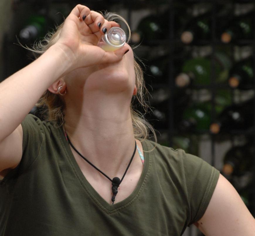 Die fünfte und letzte Runde besteht aus 'Hirschwasser', einem Winzer-Schnaps (Buschhirsch-Sperma mit besonders spritziger Note) und einem Käseigel (ein lecker drapierter Käseigel mit Käsestücken und Trauben, dazwischen einige rohe Fischaugen). Larissa trinkt das Buschhirsch-Sperma und Melanie verspeist ein Fischauge. Dafür erhalten die beiden zwei Sterne für diese Runde