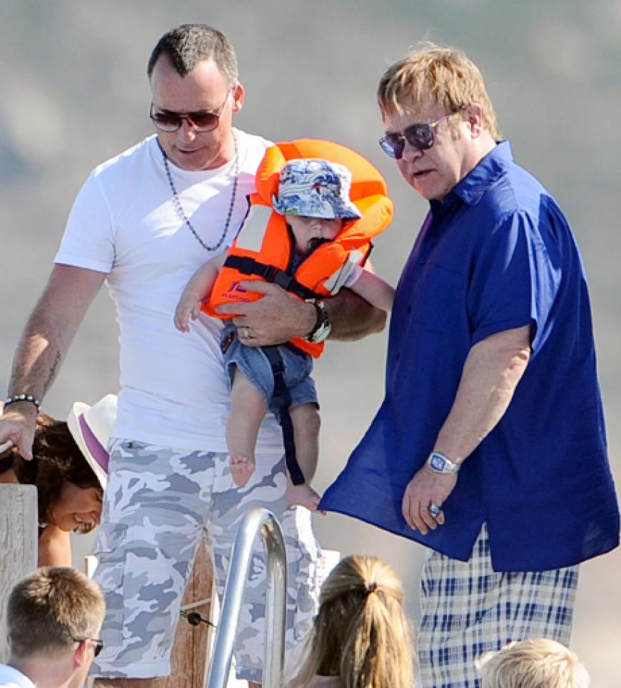 Familienurlaub à la Elton John: Der Sänger genießt derzeit seine freien Tage mit Ehemann David Furnish und Söhnchen Zachary in St. Tropez