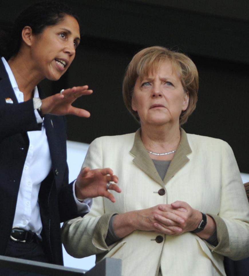 Angela Merkel hört gebannt zu
