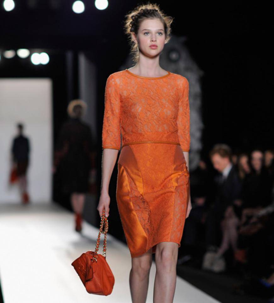 Das Trendlabel Mulberry stylt zum orangefarbenen Outfit eine Tasche in der gleichen Nuance.´