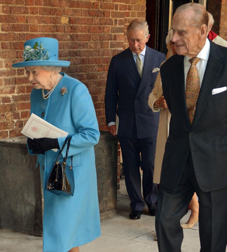 Die Queen erscheint zur Taufe ihres Urenkels in einem leuchtend-blauem Kostüm. Begleitet wird sie von Prinz Philip