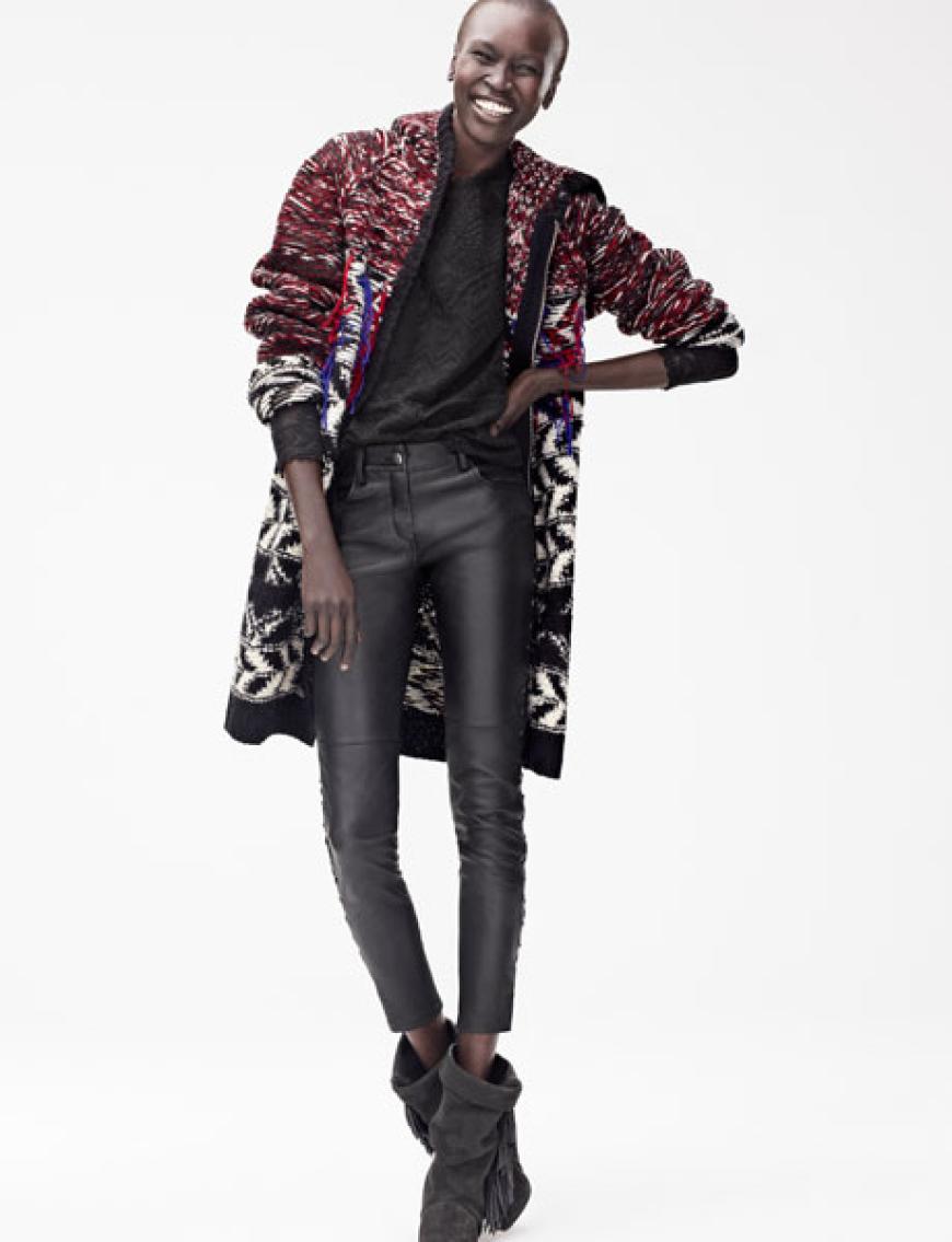 Cardigan 149 Euro, Shirt 79,95 Euro, Lederhose 249 Euro,´ Lederstiefel 199 Euro