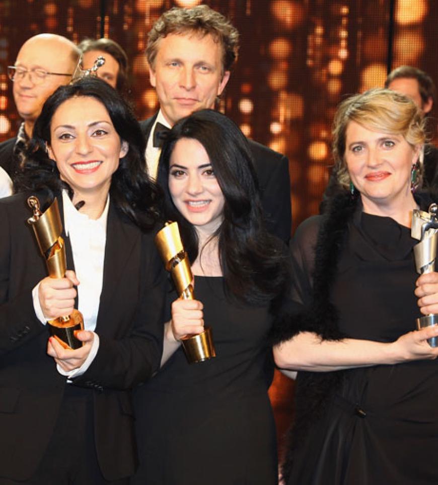 Yasemin Samdereli, Nesrin Samdereli bekamen die Lola für ihr Drehbuch zu
