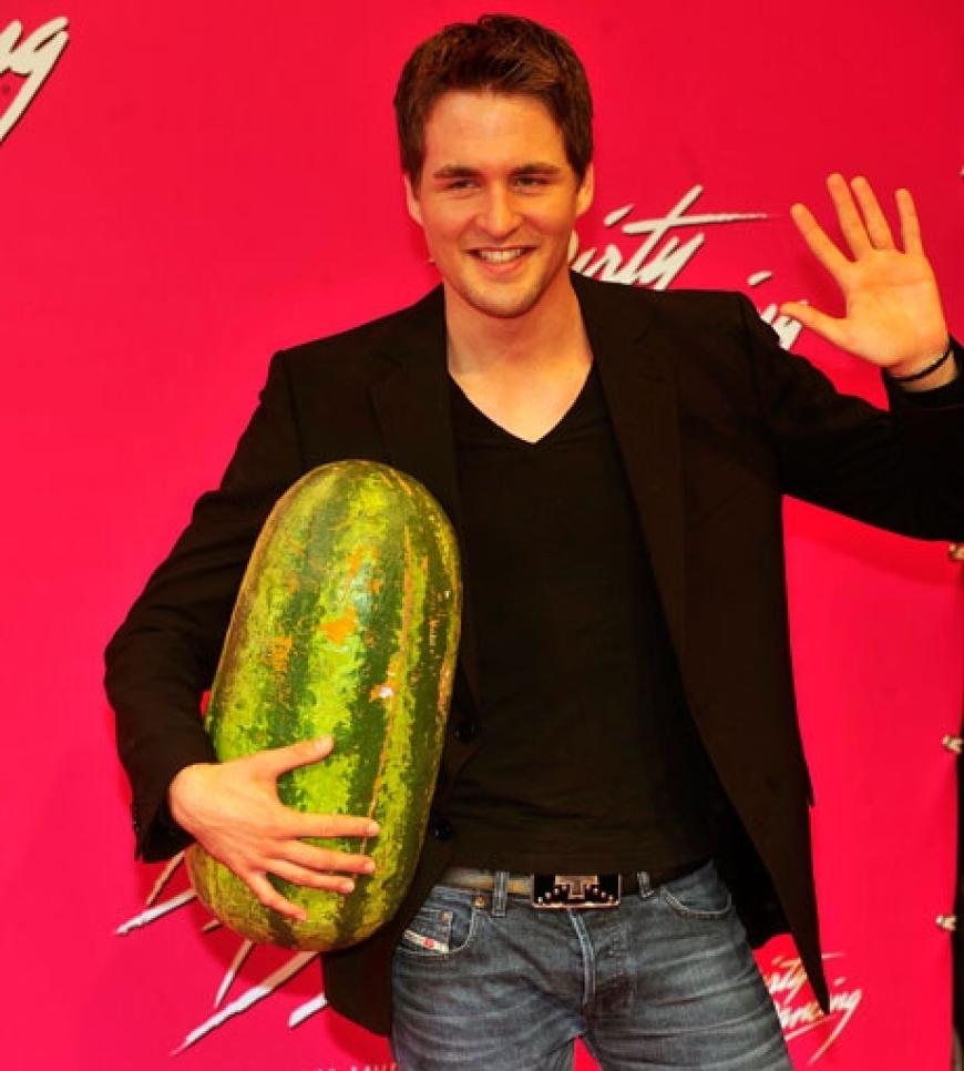 Alexander Klaws mit einer Melone aus Pappmache, die als Requisite in der Aufführung dient