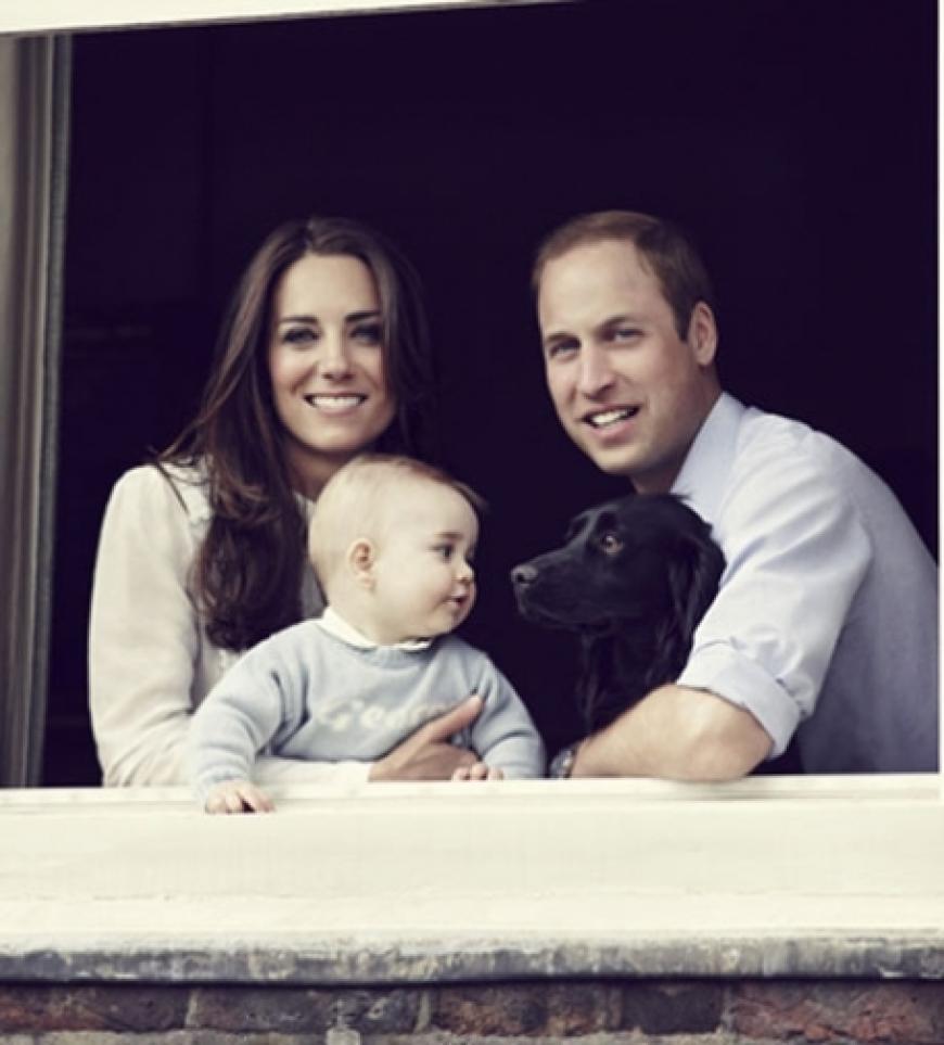 Ende März 2014 veröffentlichten die Royals ein neues zuckersüßes Familienfoto. Baby George hat darauf vor allem Augen für Familienhund Lupo