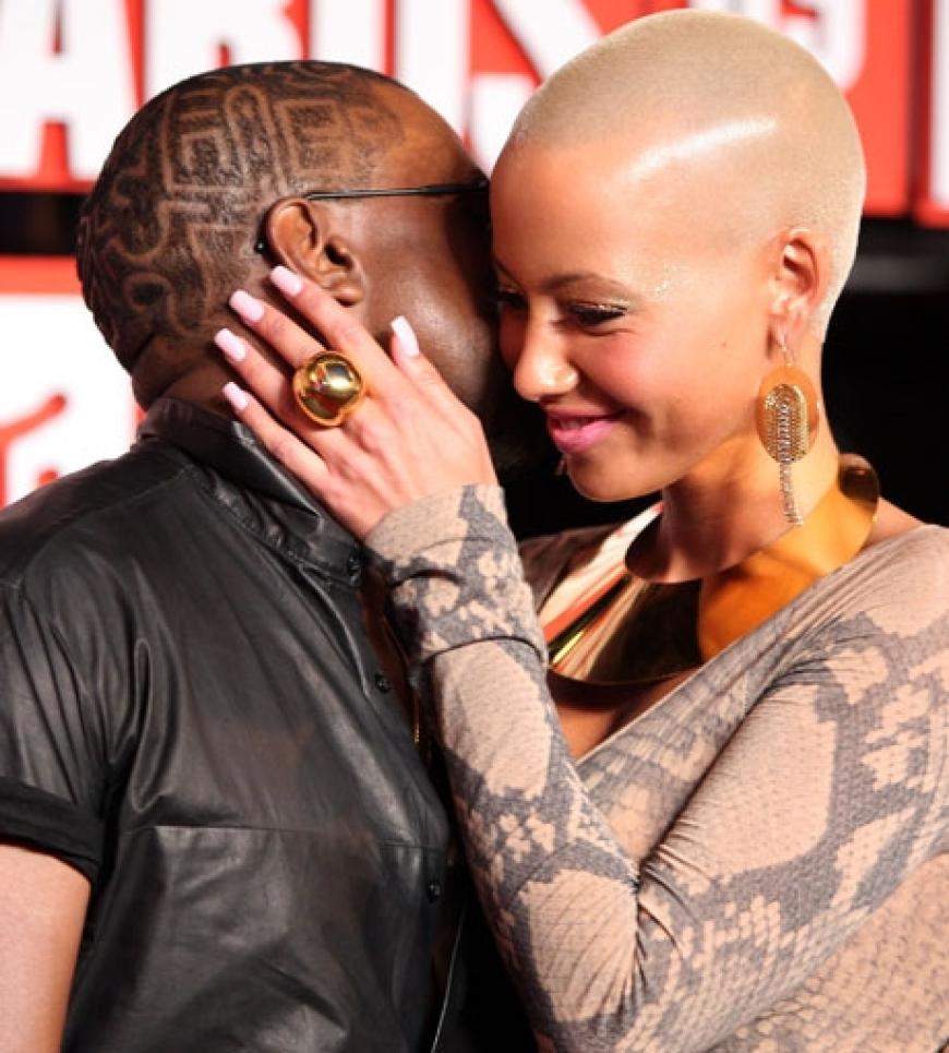 Verliebt: Kanye West küsst seine Freundin Amber Rose