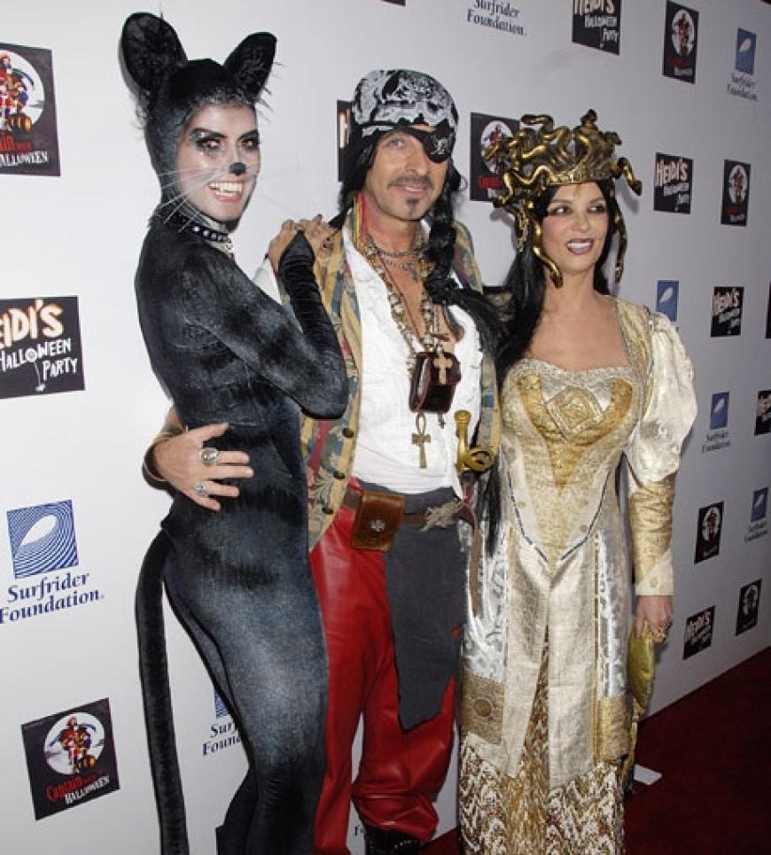 Die Halloween-Parties von unserer schönen Heidi sind legendär. Die Gäste sind, wie die Outfits, stets exklusiv. Hier posiert Heidi mit Thomas und Thea Gottschalk