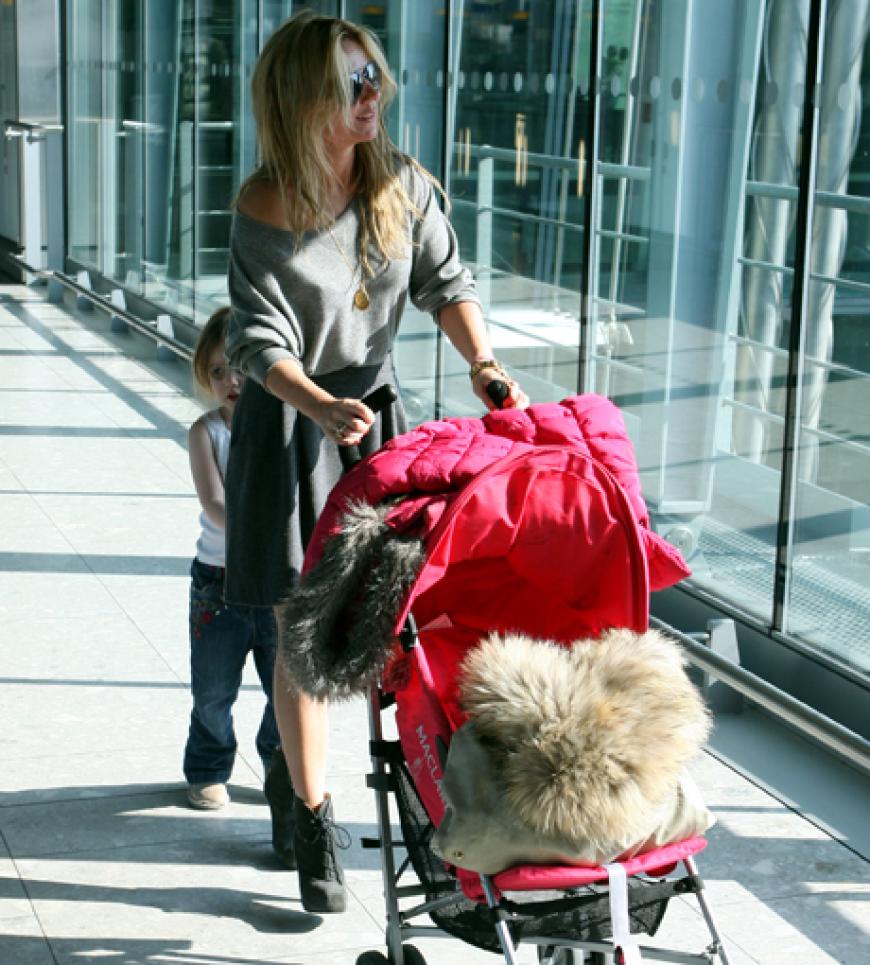 Auch ihre ehemalige Band-Kollegin wurde in London am Flughafen gesichtet. Hinter ihr versteckt sich ihre kleine Tochter