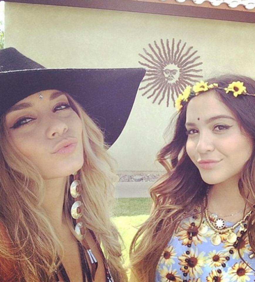 Vanessa Hudgens läuft zwar auch privat im Festival-Style rum, aber beim Coachella darf sie endlich auch riesige Hüte tragen. Sehr hübsch. Noch hübscher: Das Blumenkettchen ihrer Schwester