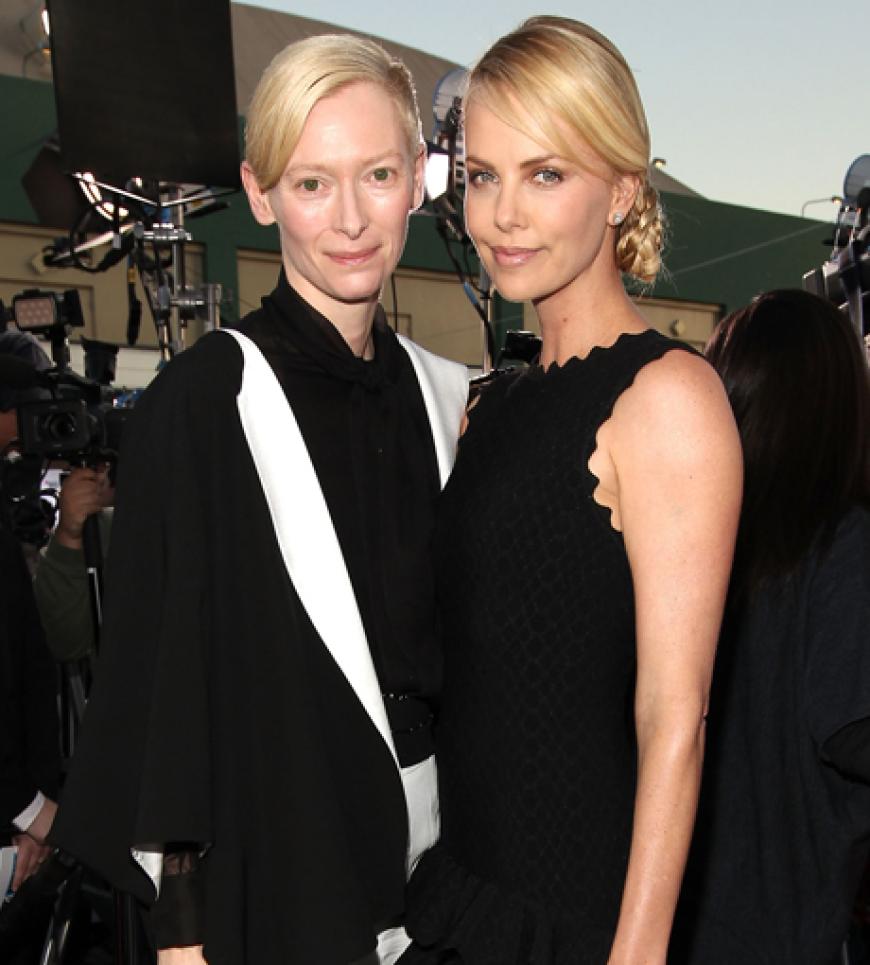 Tilda Swinton und Charlize Theron stellten sich für ein Foto auf