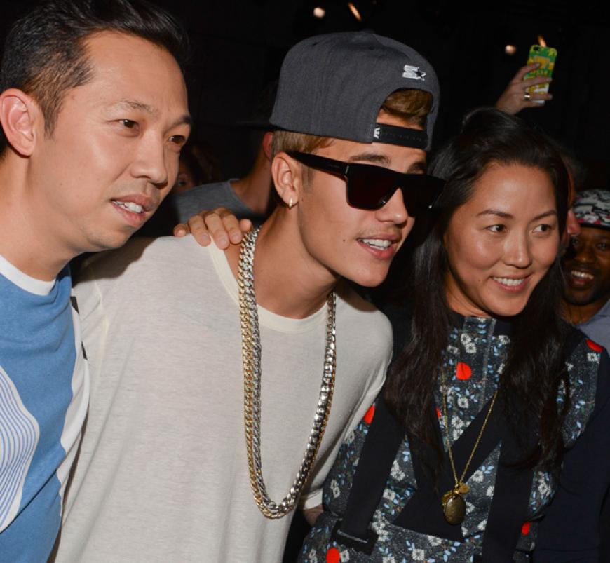 Strike a pose: Teenie-Star Justin Bieber grinste (mit Schnurbart-Flaum) in die Kameras