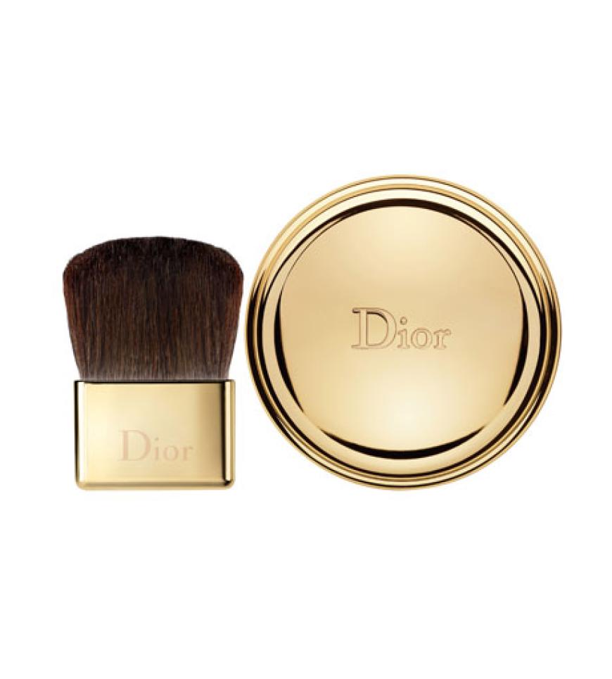 Dufte: Diesen sanft nach Jadore duftenden, luxuriösen Puder gibt es in den Nuancen Rose dOr oder Perle dOr. Mit goldenen Partikeln erhellt es die Wangen oder jede andere Stelle