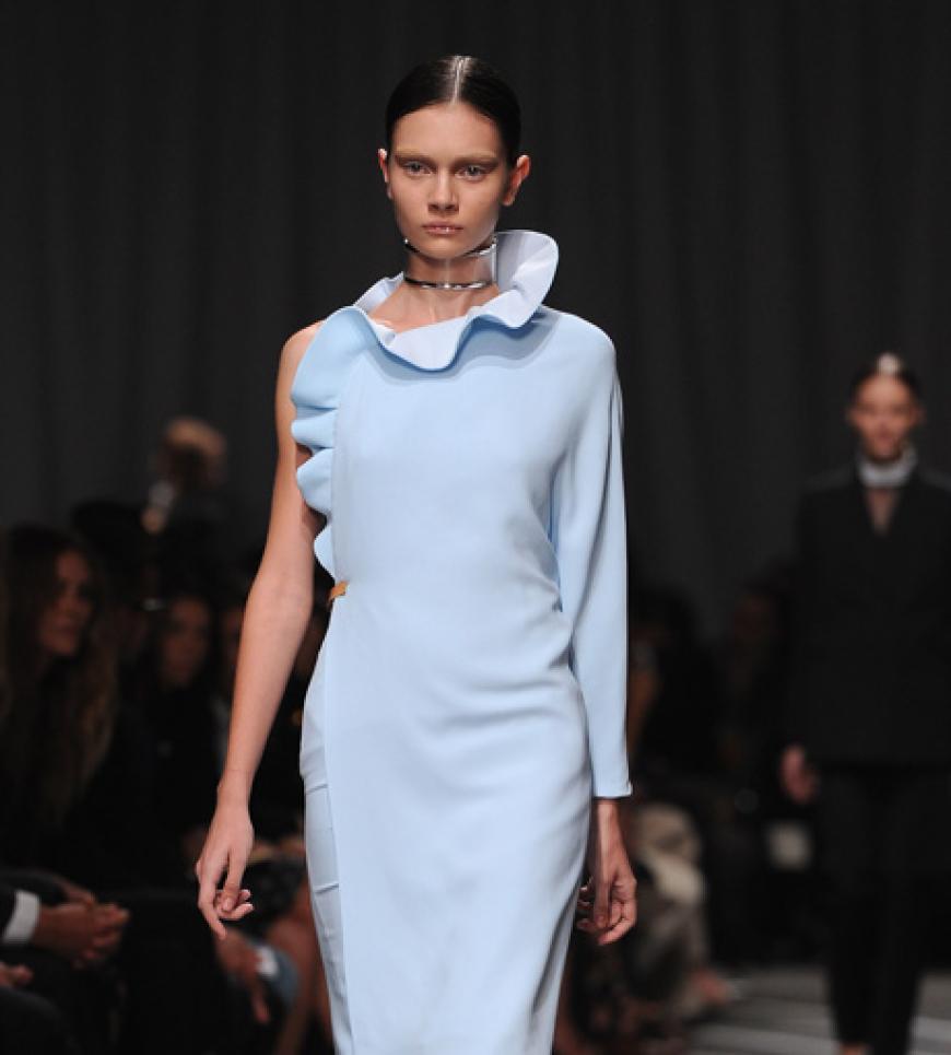 Dramatische Volants säumen dieses pastellfarbene Kleid von Givenchy.