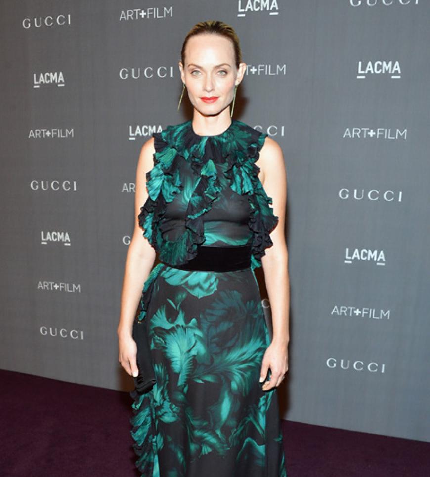 Wahrscheinlich hat US-Schauspielerin Amber Valetta mit diesem Kleid versucht, den Herbst einzuläuten. Denn wie sonst lässt es sich erklären, dass die dunkelgrünen Rüschen wie verwelkte Blumen von ihrem Dekolleté herabhängen?
