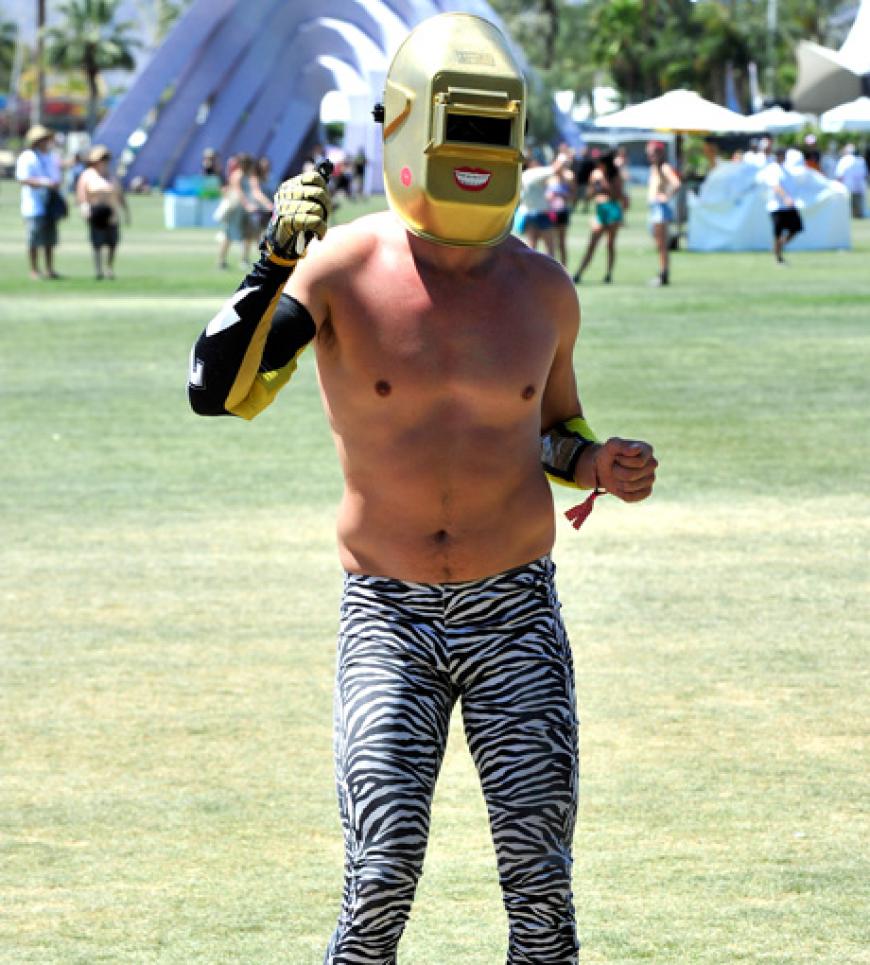 Ein Besucher im LMFAO-Outfit