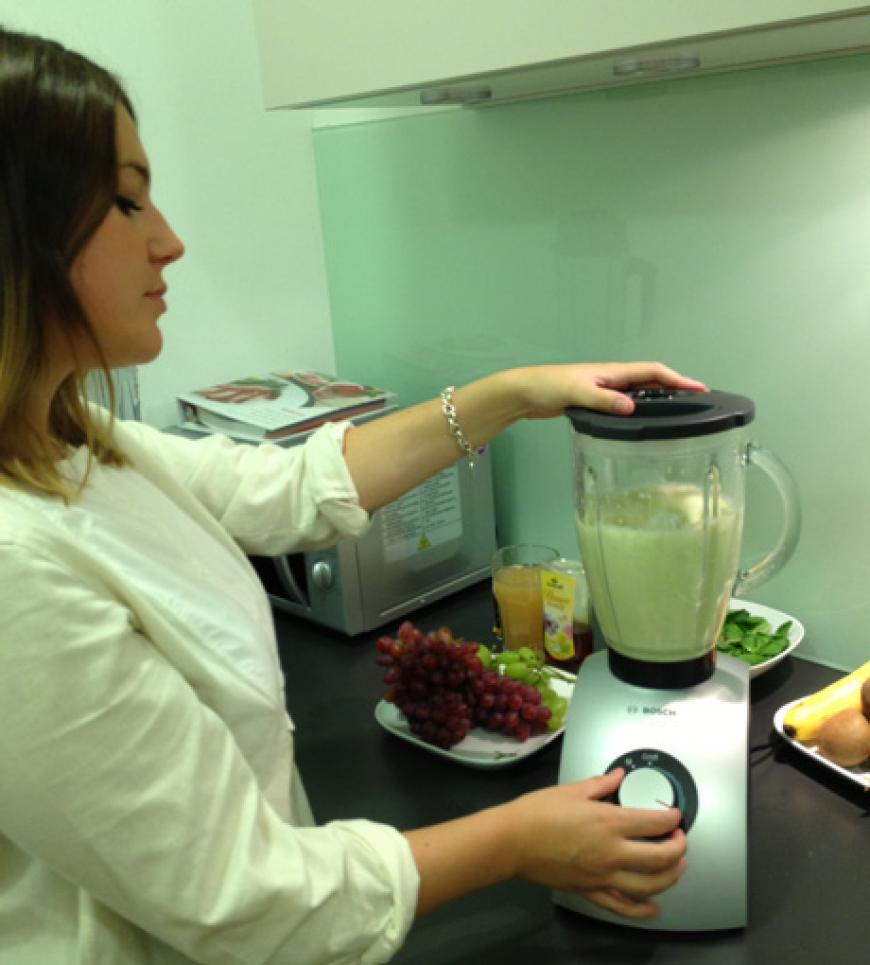 Food-Expertin Katharina testet Mixer: Für den Kefir-Smoothie kam ein Mixer von Bosch zum Einsatz.
