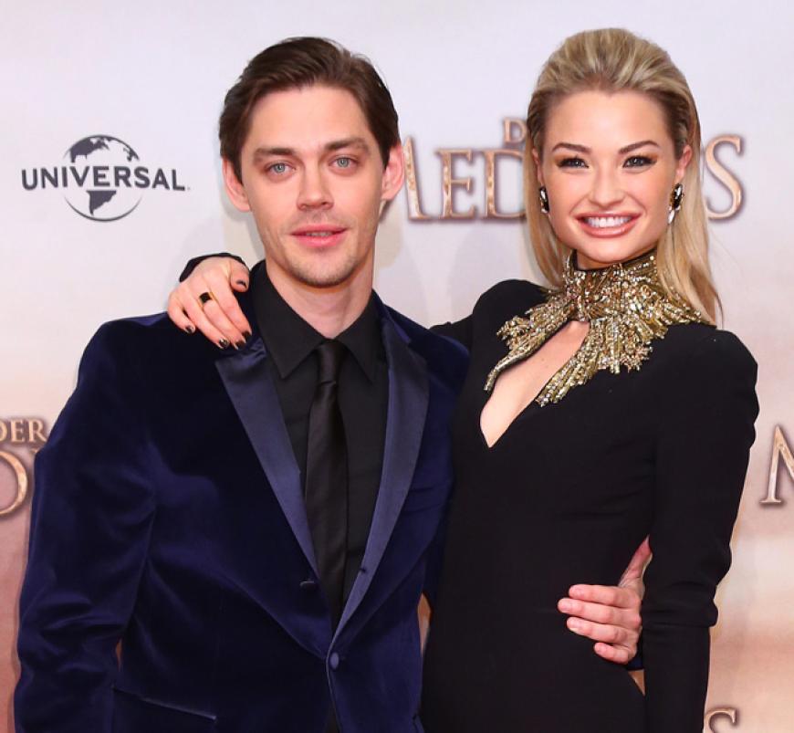 Nicht nur im Film kommen sich Tom Payne und Emma Rigby näher - auch auf dem roten Teppich wird ordentlich gekuschelt