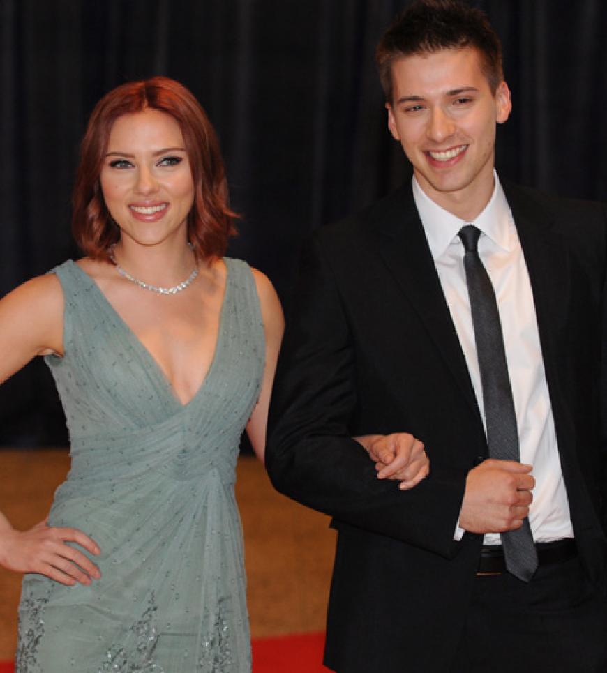 Scarlett Johansson hat sogar einen Zwillingsbruder: Hunter Johansson begleitete den Hollywood-Star sogar zu einigen Events, wie hier bei einem Dinner im Weißen Haus