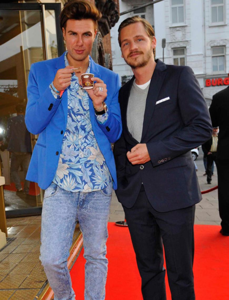 Designer André Borchers und Nico Bandl (Schoeller von Rehlingen) mit einer lecker-süßen Abkühlung